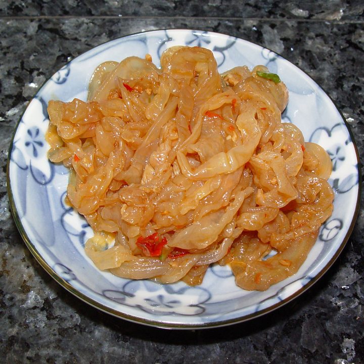 Приготовленная медуза под соусом из кунжутного масла и острого перца чили. 
